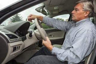 Dobrá zpráva pro důchodce. Od příštího roku mohou jezdit bez papíru - Autobible.cz - Předjedeme vaše představy!