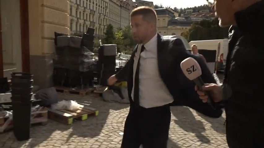 Guvernér ČNB vzal přítelkyni do USA. Statisíce za letenky doplatil až zpětně - Seznam Zprávy