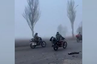 "Triumfální" vjezd Rusů do Pokrovsku. Z mlhy se noří podivná vozidla