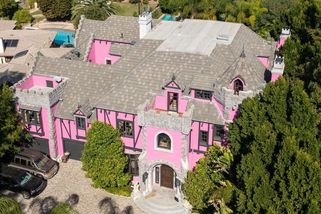 Růžový zámek pro Paris Hilton? Omyl, bydlí v něm jeden temný hudebník