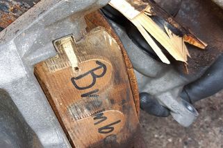 Luxusní mercedes z aukce špatně brzdil. Měl destičky ze dřeva - Novinky