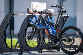 V Karviné zamykají kola QR kódem. V plánu je i zamykání tričkem či samolepkou - Novinky