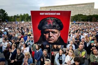 Křídová revoluce na Slovensku: Odpůrci vlády protestují nápisy na chodnících