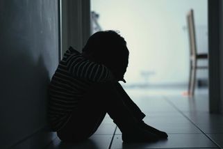 „Nevzdělaný pobírač dávek.“ Matka se pochlubila fotkou prvňáčka, internetový dav mu začal rasisticky nadávat