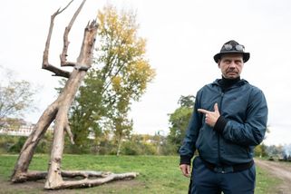 Foto: Do posledního červotoče. Na Štvanici stojí nová socha Krištofa Kintery - Seznam Zprávy