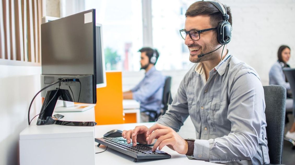 Glosa: Peklo na zákaznické lince. Místo umělé inteligence nám vraťte člověka - Seznam Zprávy