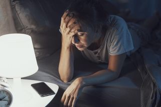 Budíte se uprostřed noci plní úzkostí a černých myšlenek? Vaše podvědomí volá o pomoc - Proženy.cz