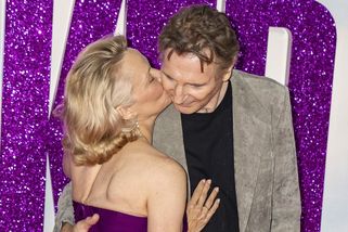 Pamela Anderson a Liam Neeson: Společný odchod z hotelu! Láska, kterou už jen těžko skrývají... - Proženy.cz