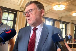 Stanjura proti všem. Odjel do Bruselu a poslání rozpočtu prošlo hladce