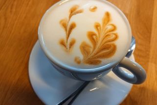 Farma Vojty Kotka – potřební řemeslníci i technika vždy v okolí - Médium.cz