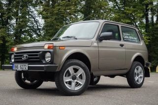 Bez elektrifikace, otravných asistentů a za půl milionu. Našli jsme nové auto ze staré školy