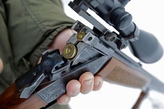 Střílel na zvíře, trefil hledače kovů. "Doplazil se do vesnice a tam mu pomohli"