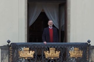 Vycházející slunce a rázné bouchání do stolu. Fiala zveřejnil video jak z Hollywoodu - Novinky