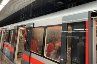 Pozdvižení na Florenci: Ze stropu v metru začala téct proudem voda, stanici zavřeli - Novinky