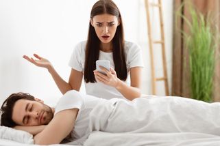 Manželství skončilo rychleji, než stihla dopít kávu. Když zjistila, komu její muž volá, bylo po všem - Médium.cz