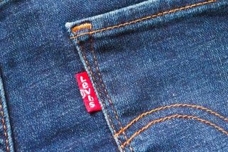 Legendární Levi’s 501: Příběh džínů, které změnily svět módy. Proč stojí tisíce a nosí je celebrity i rebelové?