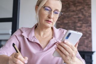 Manžel mi omylem poslal zprávu pro milenku. Když se to snažil vyžehlit, vykopla jsem ho z domu - Médium.cz