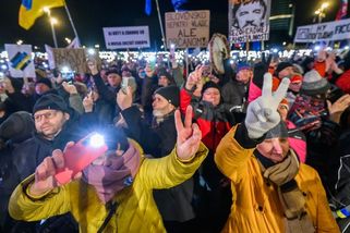 Tisíce Slováků vyšly do ulic podpořit proti Ficovi proevropské směřování země - Seznam Zprávy