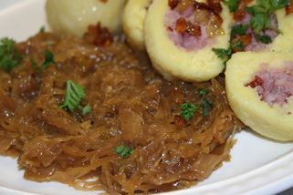 Lahodné karamelové zelí nádherně voní a chutná příjemně sladkokysele. Perfektně se hodí k huse i k plněným knedlíkům