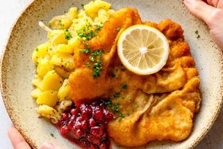 Dokonalý vídeňský řízek se salátem krok za krokem od Lubojatzky Couple