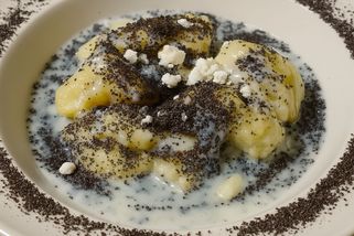 Modrý vole s procesím: Zapomenutý sladký pokrm, starší než samotné knedlíky. Ale čím starší a jednodušší, tím chutnější