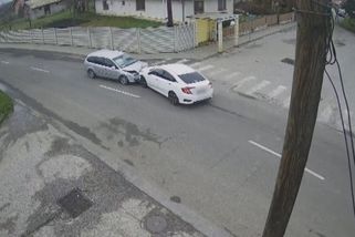 Šílená jízda čtyř puberťáků bez papírů skončila v Ostravanech čelní srážkou. Zachytily to kamery