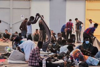 Nepokoje v řeckém detenčním centru si vyžádaly dva zraněné policisty - Novinky