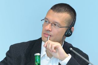 Nenápadný třetí bratr: Osamu Okamura je gay, kandidoval za Zelené a své sourozence nekomentuje - Médium.cz