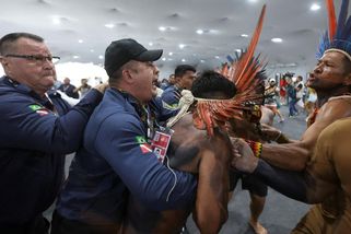 Fotky: Domorodci z Amazonie vtrhli na klimatickou konferenci a začala mela - Seznam Zprávy