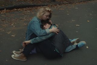 „Jsou lidé, kteří s pedofilními tendencemi dokážou žít, aniž by komukoli ublížili,“ říkají autoři filmu Psům vstup zakázán, který bourá stereotypy a otevírá tabuizované téma s empatií