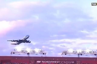 Trump se předváděl extrémně nízkým přeletem Air Force One nad stadionem. Fanoušci hlasitě bučeli - Novinky