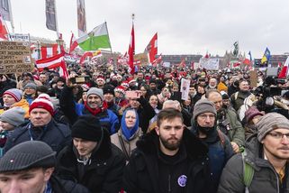 Do vídeňských ulic vyrazilo 20 000 demonstrantů. Vadí jim povinné očkování - Novinky