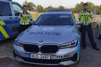 Žena s dětmi v autě uvízla kvůli píchlé pneumatice na rušné silnici. Kolo jí vyměnili policisté - Novinky