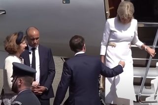 Nové spekulace o vztahu Macronových. A opět při vystupování z letadla - Novinky