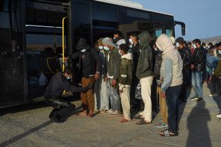 Nezletilí migranti? Většina je dospělá, ukázalo prověření podezřelých případů v Řecku - Novinky