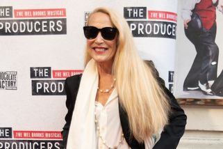 A jde to i bez plastik! Slavné modelce Jerry Hall bude 70 a vypadá fantasticky