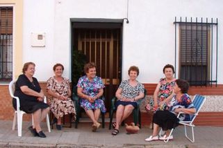 Španělská policie vyzvala k nočnímu klidu. Jako odstrašující příklad použila fotku důchodkyň - Novinky