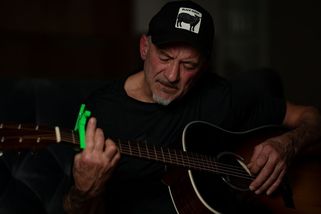 Samopal v zádech, lágr. Ludvig vypráví o útěku za svobodou a NHL - Seznam Zprávy