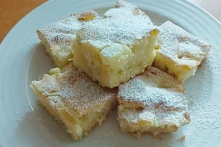 Tahle buchta je hotová dřív, než si stihnu uvařit kávu! Šup šup a za 10 minut je v troubě: Výsledek je však překvapivě skvělý, za to ručím