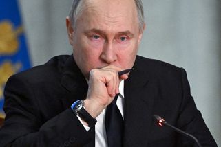 Putinovi teče do bot. Jeho spojenci se proti němu bouří. Zklamal je