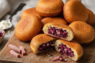 Kynuté koblihy nemusí být jen sladké. Slaná varianta s červeným zelím, uzeným masem a špetkou čerstvého křenu je důkazem