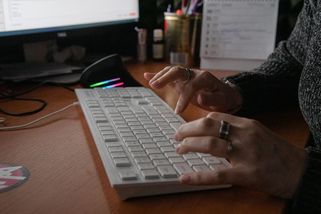 Osamělost ji vyšla draho. Žena poslala „americkému vojákovi“ 1,5 milionu korun - Novinky