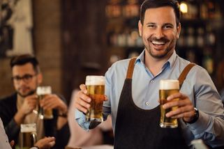 Brigádník mě polil pivem a svedl to na mě. Reakce šéfa odrovnala celou hospodu - Médium.cz