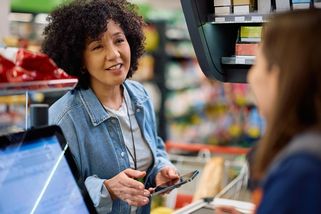 V obchodě si prodavačka myslela, že nemám peníze. Její poznámka mě zabolela víc, než jsem čekala - Médium.cz
