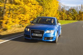 Supersedan Audi RS4 má atmosférický osmiválec, manuál a je z doby, kdy se vyráběly skvělá auta. A nestojí moc - Garáž.cz