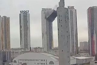 Při demontáži komplexu v Rusku se zřítil masivní betonový blok, zranil lidi a poškodil desítky aut - Novinky
