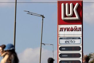 Bulharsku má zásoby benzínu jen na měsíc, chce výjimku ze sankcí na Lukoil - Novinky