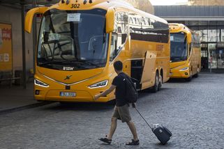 Za zběsilou jízdu autobusu s cestujícími hrozí řidiči, který řídil v opilosti, až tři roky vězení - Novinky