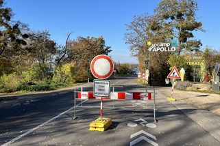Silnice z Břeclavi do Lednice je neprůjezdná. Řidiči jezdí i do zákazu, protože stavba stojí - Novinky