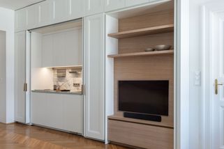 Kuchyňská linka v pražském bytě umí zmizet jako chameleon - Novinky